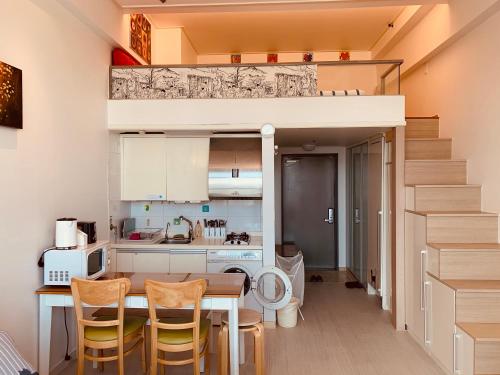 首尔旅行者之家酒店的小厨房配有餐桌和高架床