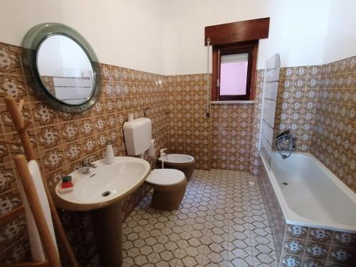 River City House的浴室配有盥洗盆、卫生间和浴缸。