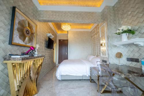 哥打京那巴鲁Ritz Residence @ Imago Loft B 7th Floor的酒店客房带一张床、一张桌子和椅子