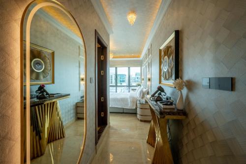 哥打京那巴鲁Ritz Residence @ Imago Loft B 7th Floor的走廊上设有一张床和镜子的房间