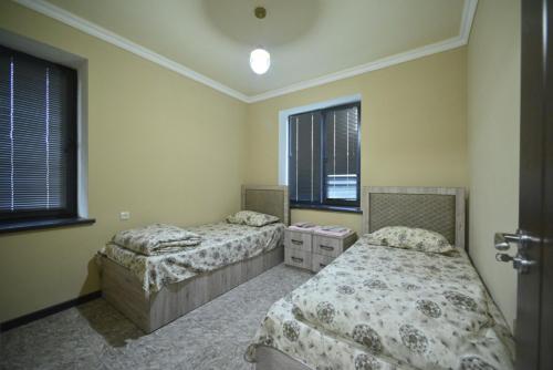 塞凡ArtStar的一间卧室设有两张床和两个窗户。