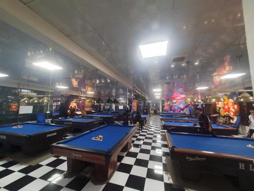 朱笃Hero Hostel & Billiards的一张台球桌,位于一个设有 ⁇ 格地板的房间
