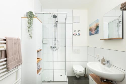 坡道旁盖斯林根Apart4me Scandi Apartment Geislingen zentral mit Parkplatz的带淋浴和盥洗盆的白色浴室