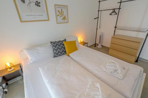 沃尔姆斯Nibelungen Apartments的客厅配有白色沙发及枕头