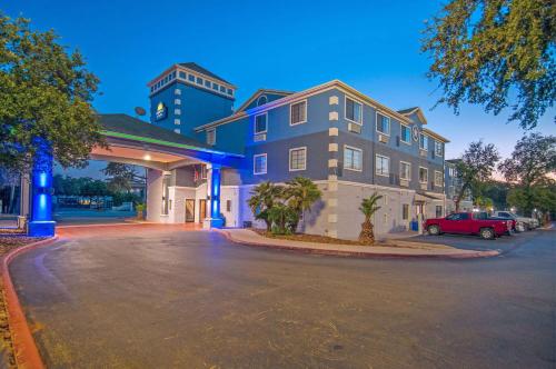 圣安东尼奥北石橡树戴斯酒店及套房的前面有停车位的建筑