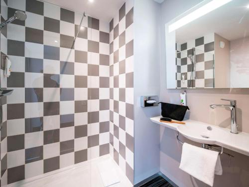 普瓦捷普瓦捷中心宜必思尚品酒店的一间带检查墙的浴室