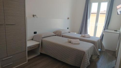洛特佐拉伊奥里亚斯特拉酒店的小型客房 - 带2张床和窗户