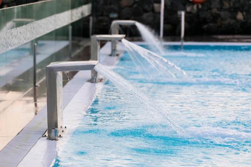 科斯塔特吉塞HD海滩度假酒店的游泳池中的喷泉