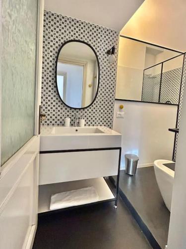 米兰MenabreaFlat- 10 min to Centrale的白色的浴室设有水槽和镜子