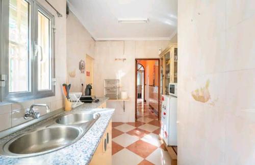 塞维利亚Ikigai House的一个带水槽和窗户的大厨房