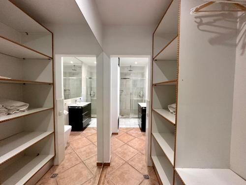 阿尔姆尼卡Cotobro Beach的浴室设有步入式衣柜和镜子