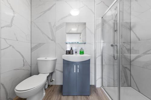 The HydeComfy 1BDR - 30mins to CENTRAL LDN - Parking的白色的浴室设有卫生间和淋浴。