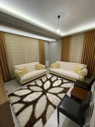 尼代Firuze Park的客厅配有两张沙发和地毯。