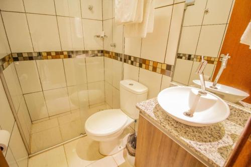 塔瓜汀加TaguaPark Hotel的一间带卫生间和水槽的浴室