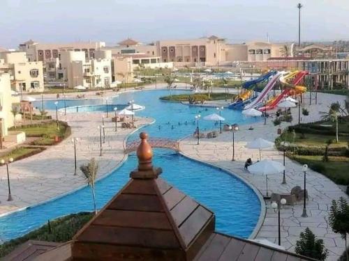 Al Ḩammādطريق الساحلي الدولي بلطيم的一个带水滑梯和滑梯的水上公园