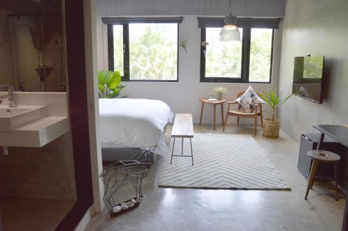台北Tomato TTT 番茄行旅的一间卧室配有床和水槽,还有一间浴室
