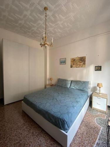热那亚La Palma di Rafé的一间卧室配有蓝色的床和吊灯。