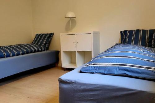 比伦德SoloRica House(400m to Lego House,1km to Legoland)的一间卧室配有蓝色的床和沙发