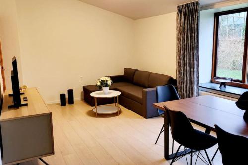 比伦德SoloRica House(400m to Lego House,1km to Legoland)的客厅配有沙发和桌子