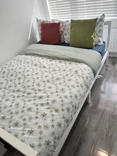格拉斯哥Modern Comfy One Bed Apartment - Free Parking的床上的床上有枕头