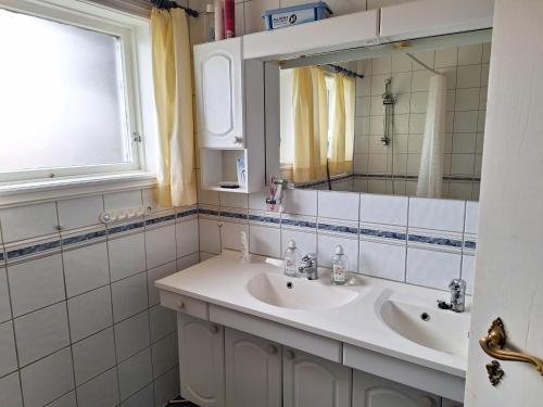 布莱尼Stemmen 16的浴室设有2个水槽和镜子