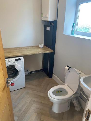 哈德斯菲尔德Huddersfield 2 bedroom house的一间带卫生间和洗衣机的浴室