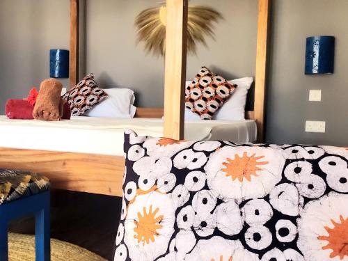 基济姆卡济乐土旅馆的一间卧室配有两张床和一张带枕头的沙发。