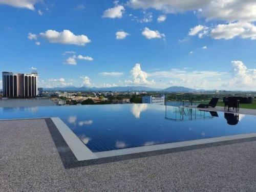 古晋Infinity Pool at Kozi Square Homestay的建筑物屋顶上的游泳池