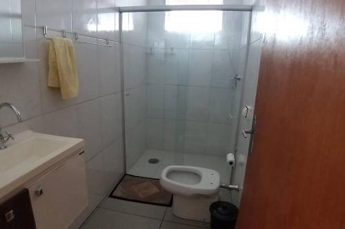 JardinópolisCasa / Área de Lazer的带淋浴、卫生间和盥洗盆的浴室
