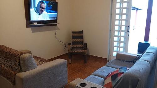 JardinópolisCasa / Área de Lazer的带沙发和平面电视的客厅