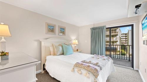 大洋城海洋时代公寓的白色的卧室设有床和窗户