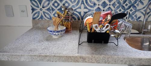 大塞拉Casa Flor de Dendê, Serra Grande, Bahia的上面有一堆餐具的台面