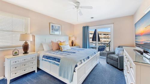 大洋城Lighthouse Point Villas的卧室配有白色的床和窗户。