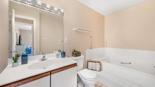 大洋城Lighthouse Point Villas的浴室配有盥洗盆、卫生间和浴缸。