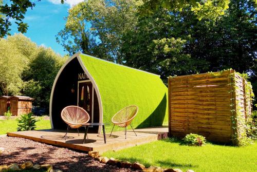 Bailly-aux-ForgesLittle Wood Lodges Insolites的绿色帐篷前设有两把椅子