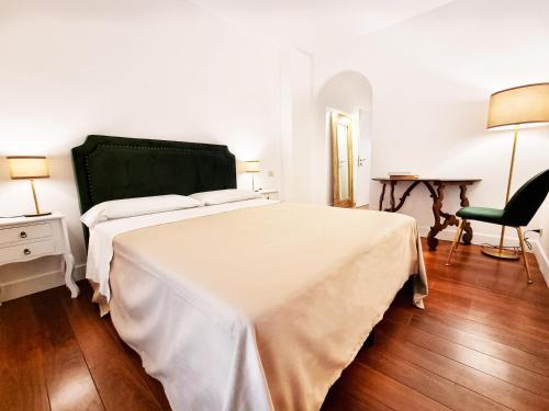 罗马Charme & Chic San Giacomo的一间卧室配有一张床、一张桌子和一把椅子