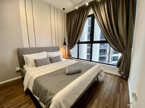 莎阿南Stylish Nordic Suite, Pool View, 500mbps, GEO Bukit Rimau, Kota Kemuning的一间卧室设有一张大床和大窗户