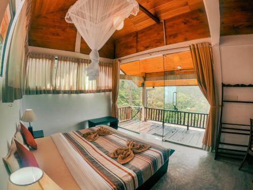 奥希亚Hill Safari - Tea Estate Villa的一间卧室设有一张床和一个阳台