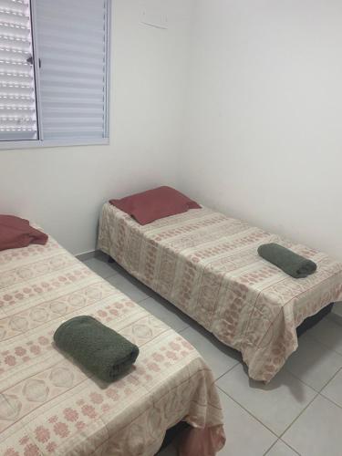 乌贝兰迪亚Ap térreo的两张床铺位于带椅子的房间