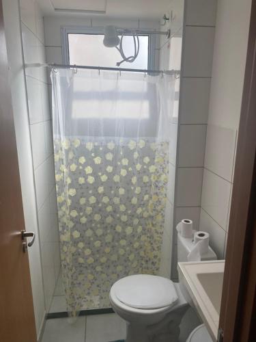 乌贝兰迪亚Ap térreo的浴室配有带卫生间的淋浴帘