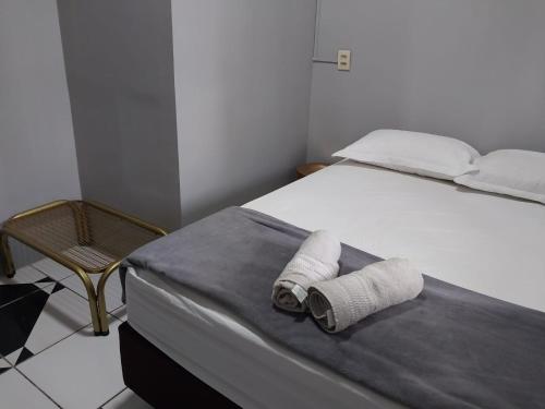 马拉巴Ap. 2 quartos próx. Aeroporto的一间卧室配有一张床,上面有两条毛巾