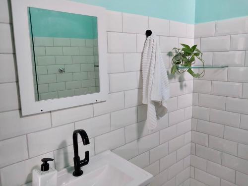 马拉巴Ap. 2 quartos próx. Aeroporto的白色的浴室设有水槽和镜子