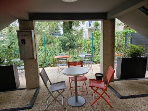 坎佩尔坎佩尔普瑞米尔经典酒店的庭院配有桌椅