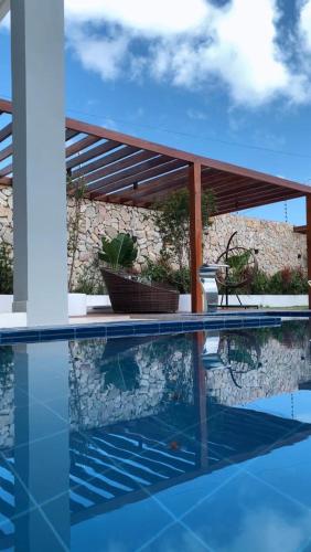 圣塔伦Casa por temporada的一座带木制结构游泳池的房子