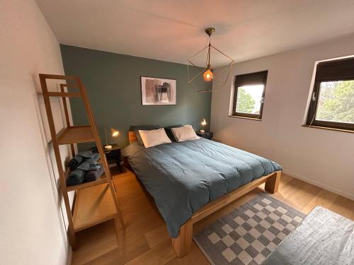 斯图蒙La villa du Tilleul的一间卧室配有一张带梯子的床