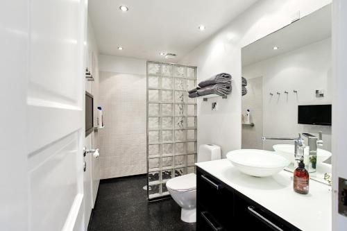 腓特烈西亚Charmerende lejlighed的白色的浴室设有卫生间和水槽。