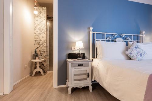 都灵Maison Rêve Torino Centro的一间卧室配有一张蓝色墙壁的床