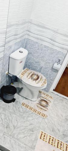 Andizhansheykh hotel的瓷砖地板上的浴室设有卫生间