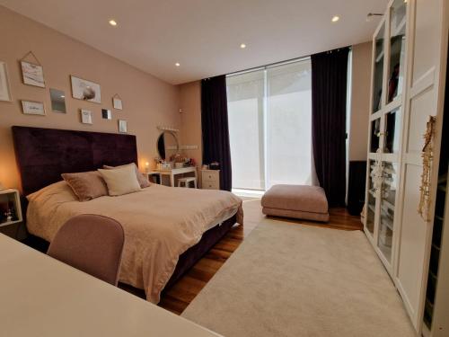 梅利哈Azalea Dreams by Santa Marija Estate的一间卧室设有一张大床和一个大窗户