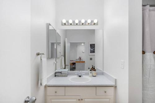 西雅图Needle's Edge - 99 Walkscore!的白色的浴室设有水槽和镜子